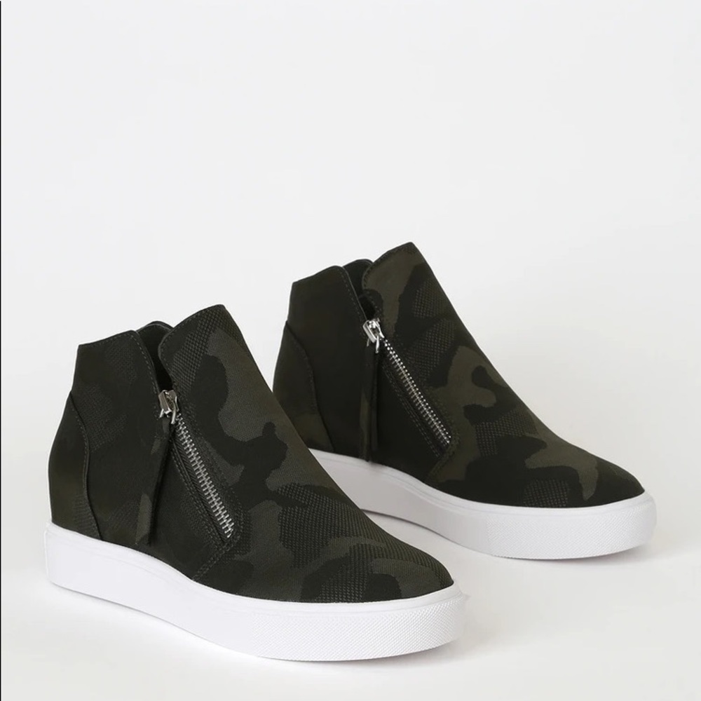 New in box Steve Madden caliber camouflage wedge sneakers size 7.5